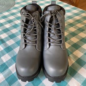 NWOT Men’s Fila Grey Boot